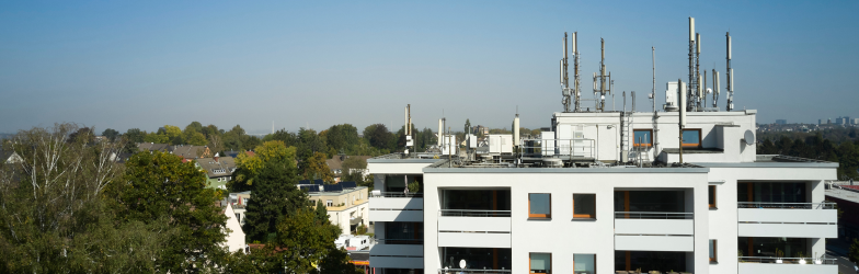 Distributed Antenna Systems and Small Cells